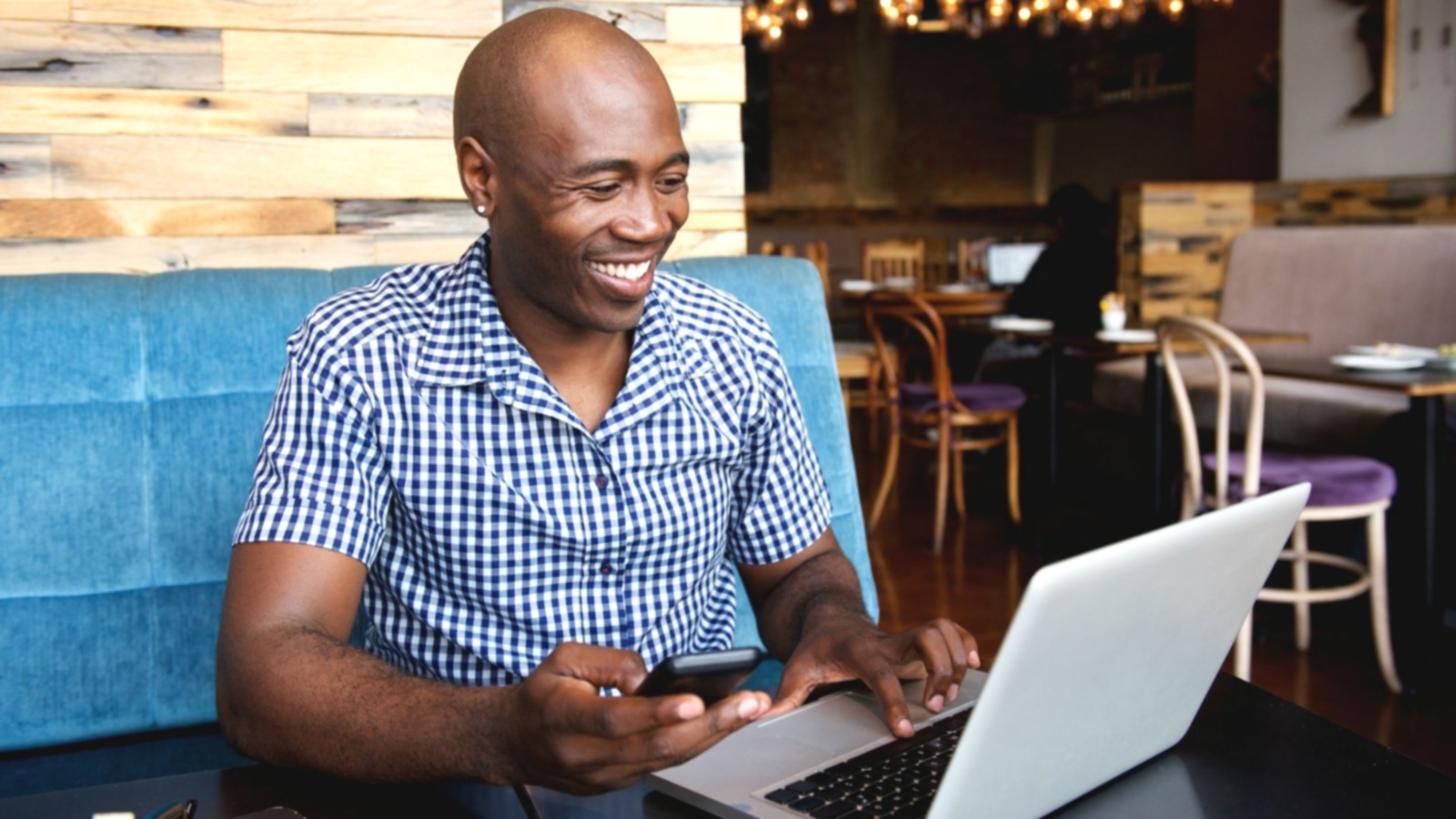 Instructor mostrando análisis de palabras clave durante masterclass en vivo