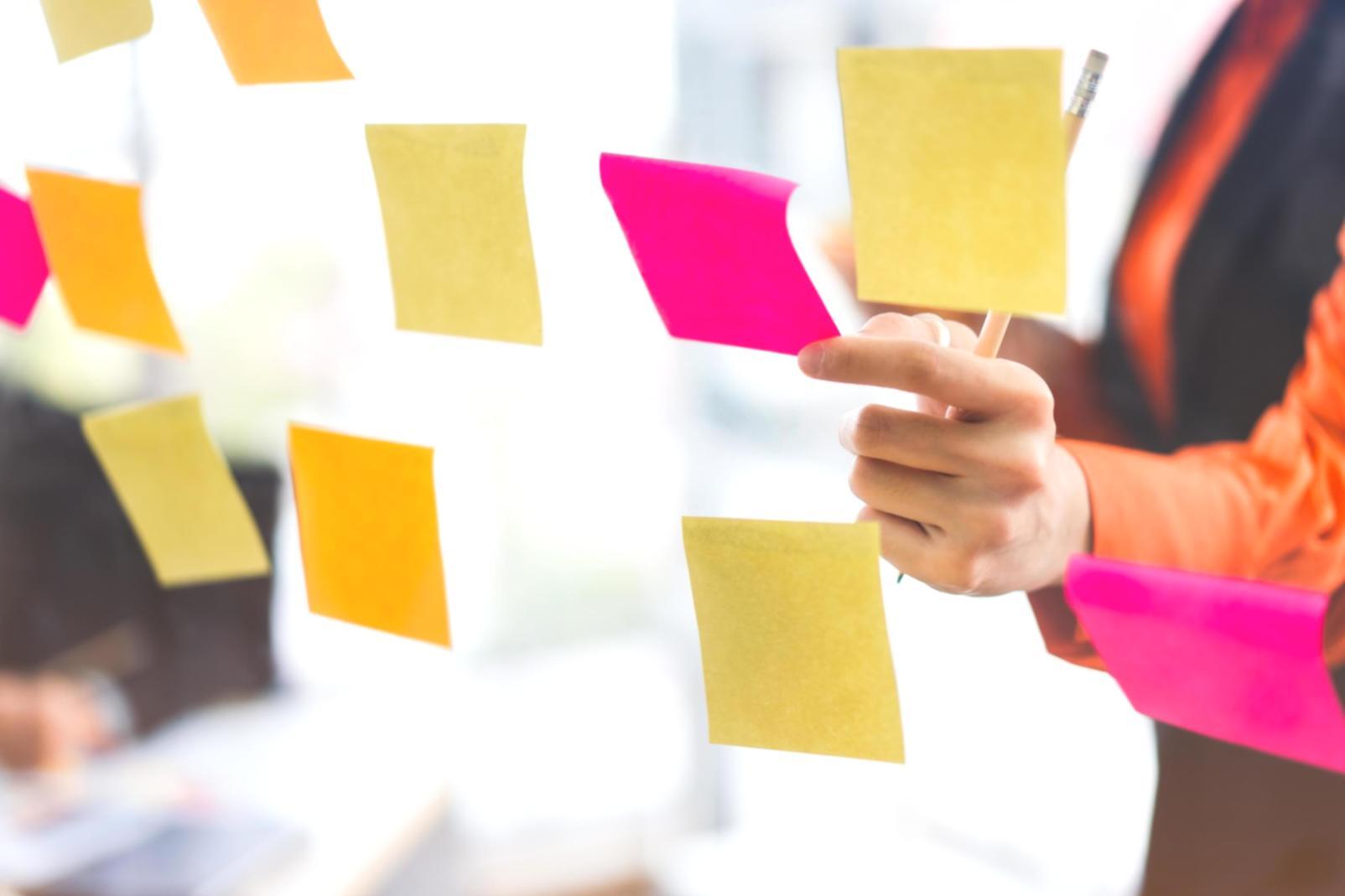 Profesional trabajando en estrategias de crecimiento orgánico