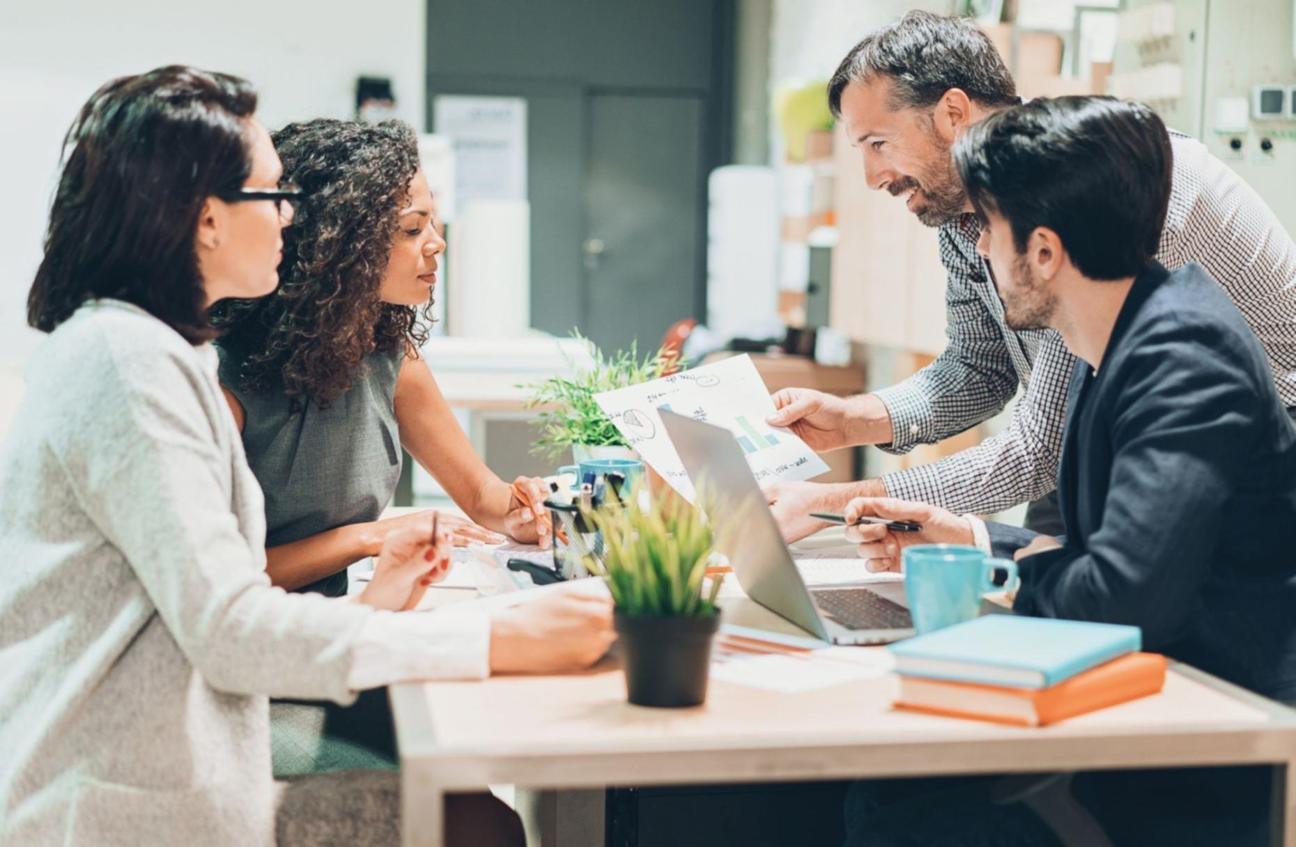 Estudiantes trabajando en estrategias de posicionamiento orgánico durante sesión práctica